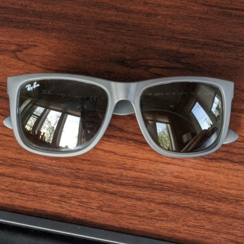 Gray Ray-Ban wayfarer